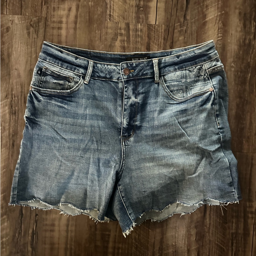 Judy Blue Shorts distressed hem with print on pockets